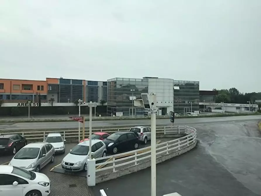 Immagine 37 di Locale commerciale in vendita  a Capannori