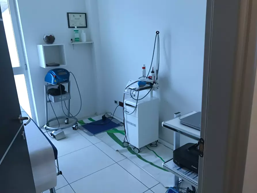 Immagine 20 di Locale commerciale in vendita  a Capannori