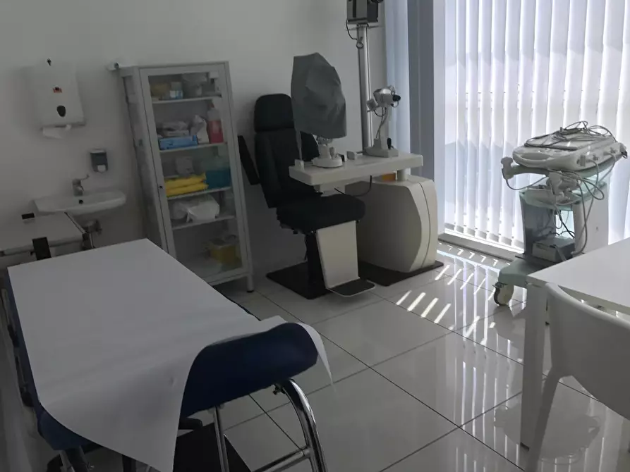 Immagine 28 di Locale commerciale in vendita  a Capannori