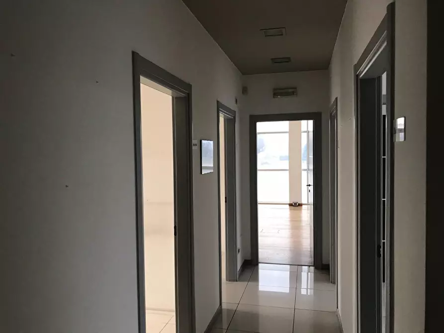 Immagine 6 di Locale commerciale in vendita  a Capannori