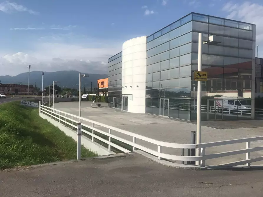 Immagine 8 di Locale commerciale in vendita  a Capannori