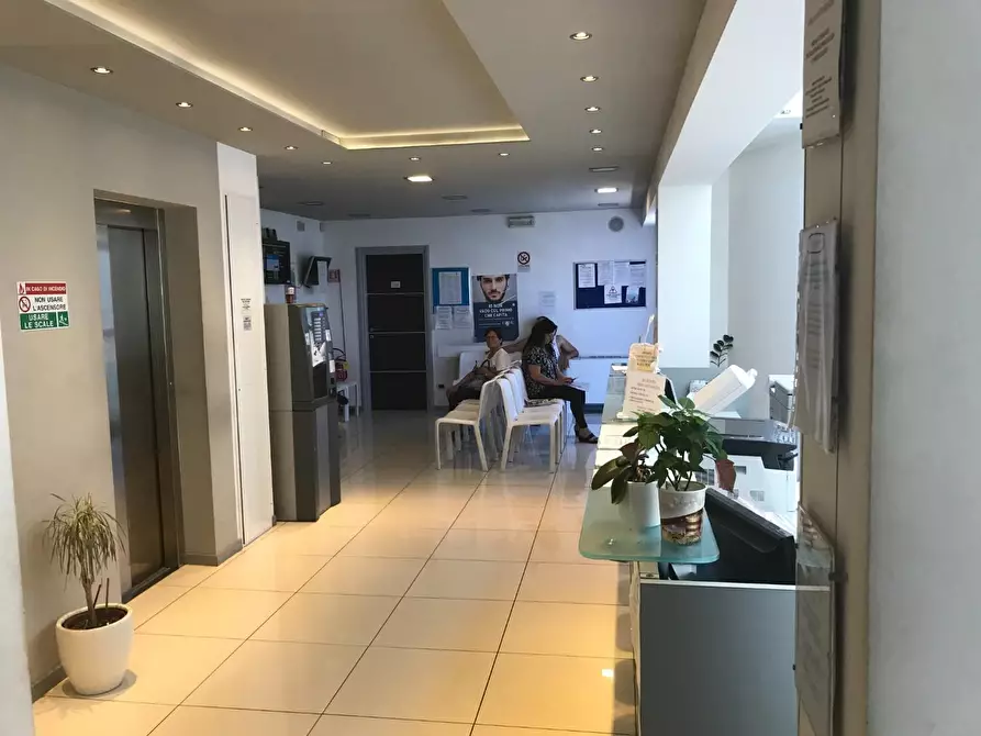 Immagine 23 di Locale commerciale in vendita  a Capannori