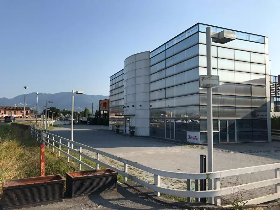 Immagine 9 di Locale commerciale in vendita  a Capannori