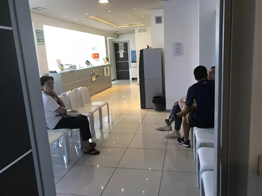 Immagine 32 di Locale commerciale in vendita  a Capannori