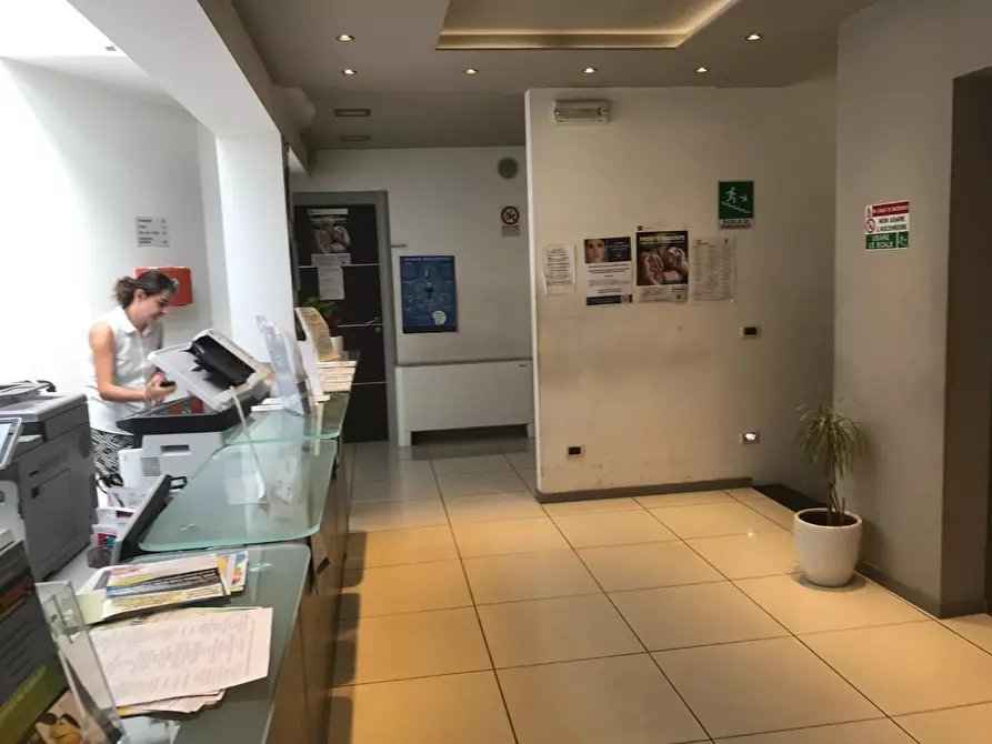 Immagine 26 di Locale commerciale in vendita  a Capannori