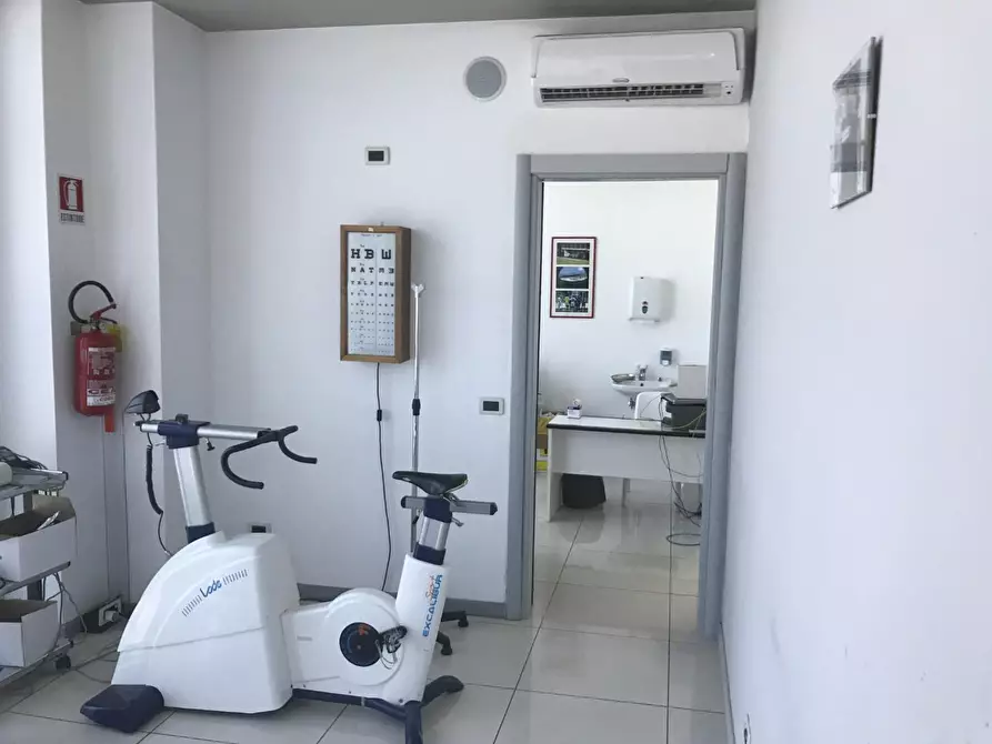 Immagine 11 di Locale commerciale in vendita  a Capannori