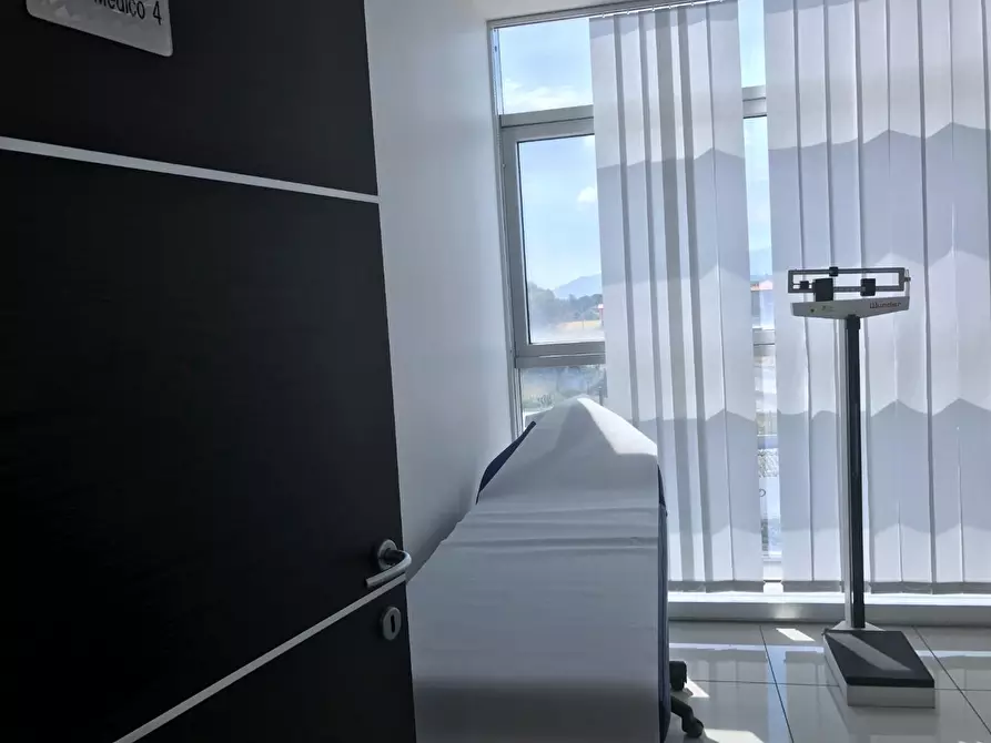 Immagine 31 di Locale commerciale in vendita  a Capannori