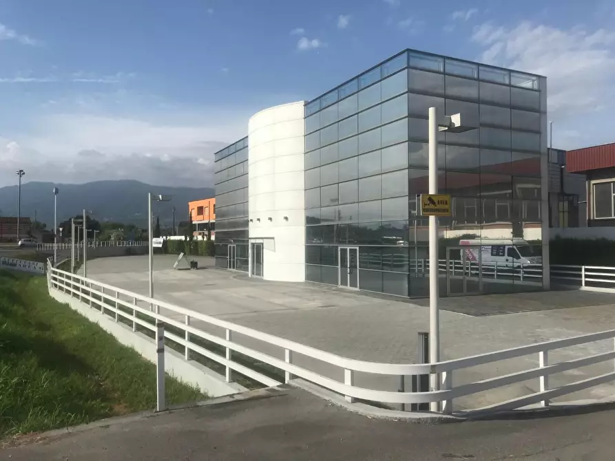 Immagine 38 di Locale commerciale in vendita  a Capannori