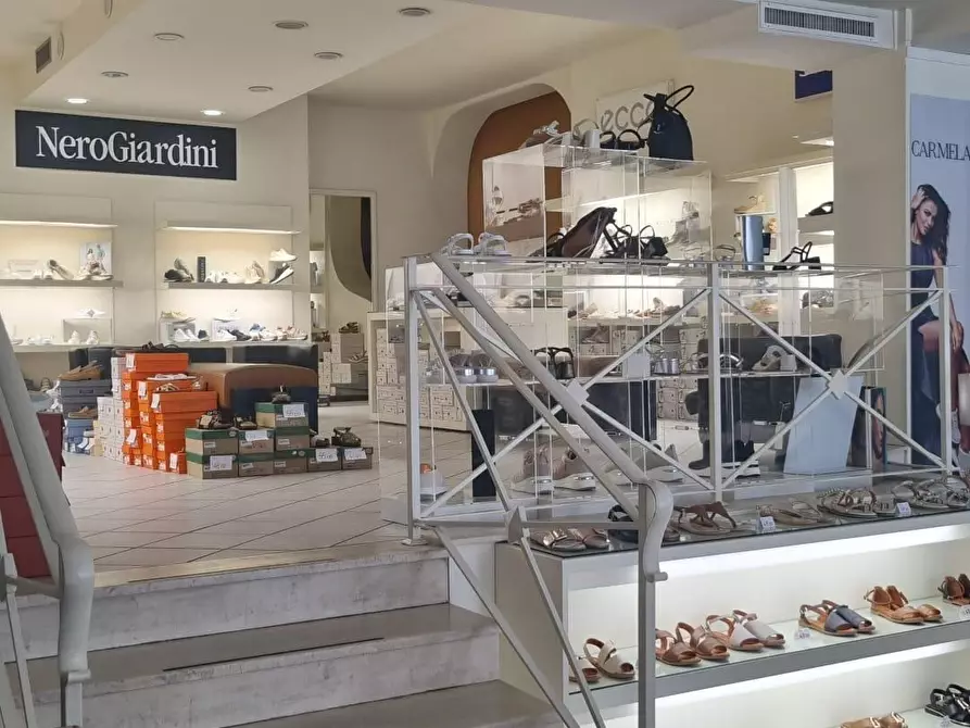 Immagine 3 di Negozio in vendita  a Massa