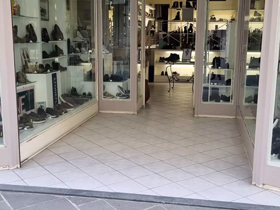 Immagine 2 di Negozio in vendita  a Massa