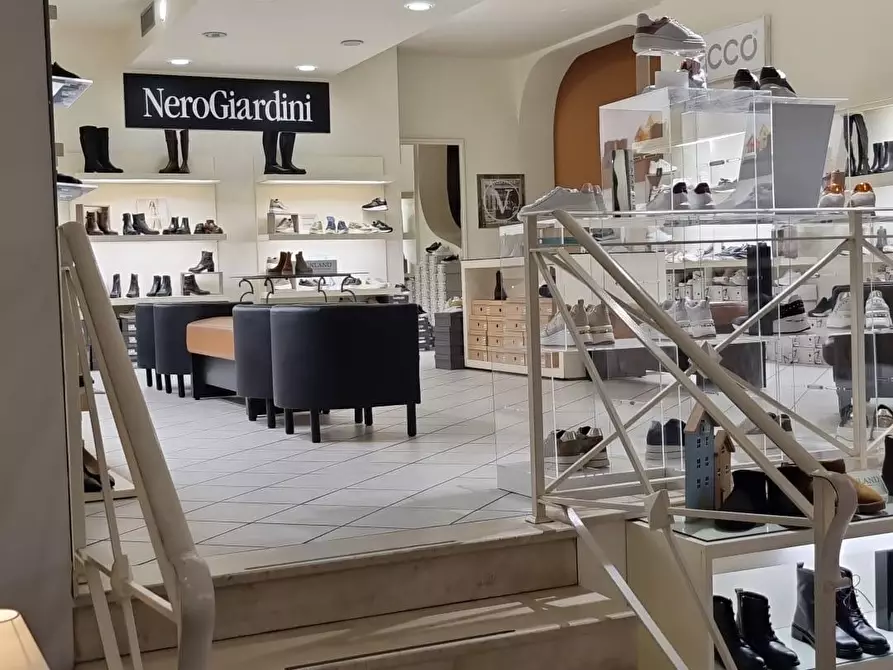 Immagine 9 di Negozio in vendita  a Massa