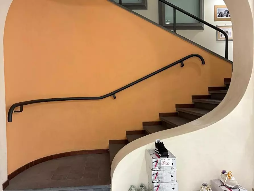 Immagine 8 di Negozio in vendita  a Massa