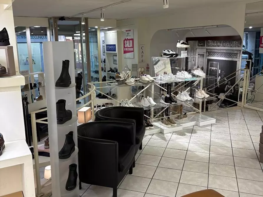 Immagine 4 di Negozio in vendita  a Massa