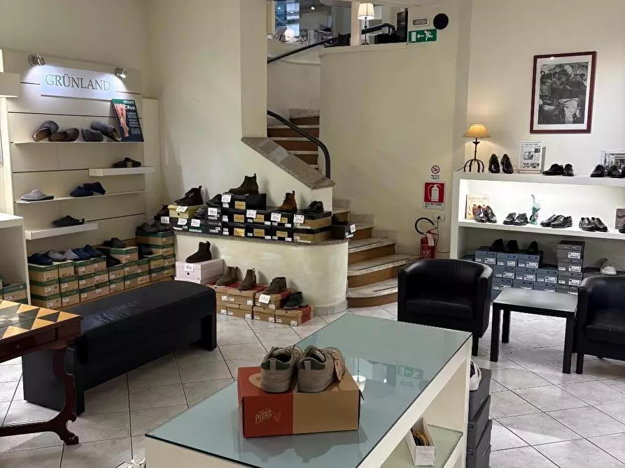Immagine 6 di Negozio in vendita  a Massa