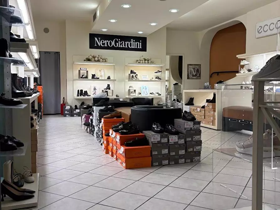 Immagine 7 di Negozio in vendita  a Massa