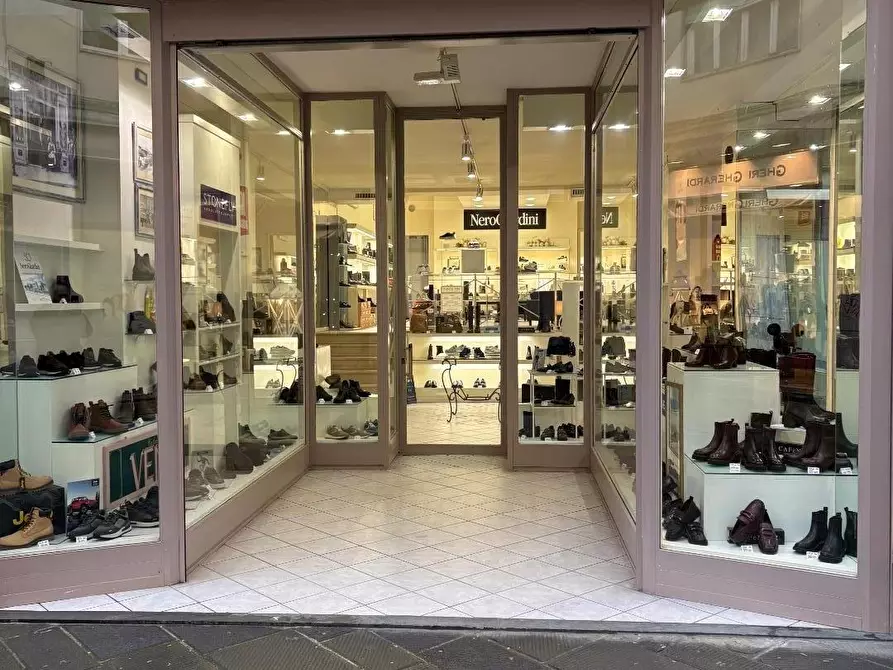 Immagine 1 di Negozio in vendita  a Massa