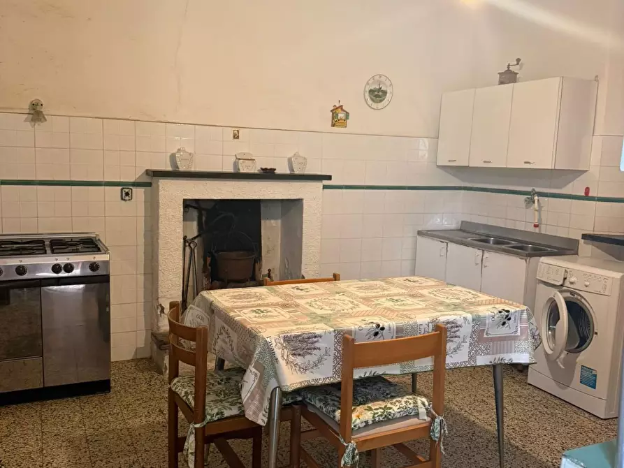 Immagine 1 di Porzione di casa in vendita  a Camaiore