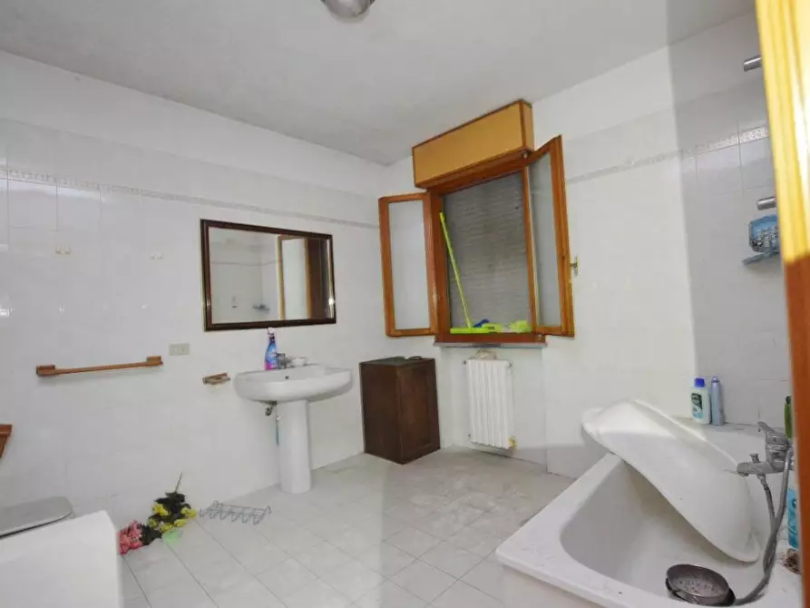 Immagine 24 di Casa bifamiliare in vendita  a Capannori