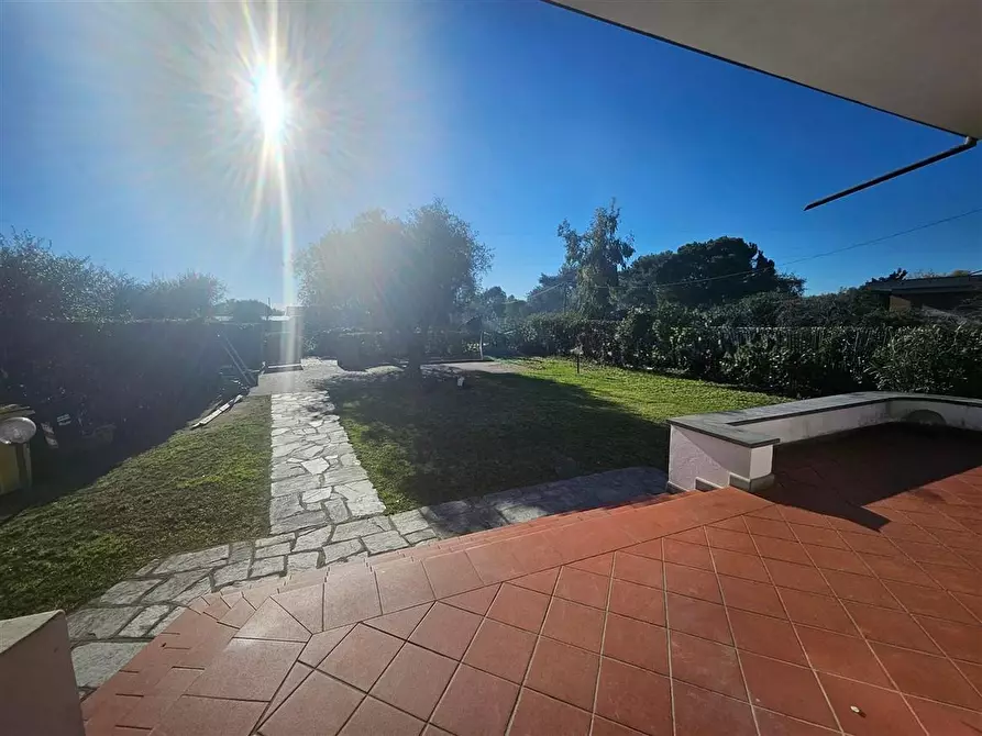 Immagine 1 di Casa bifamiliare in vendita  a Massa