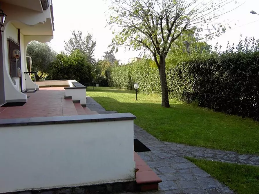 Immagine 2 di Casa bifamiliare in vendita  a Massa