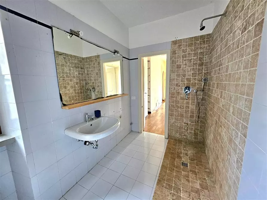 Immagine 19 di Casa bifamiliare in vendita  a Massa