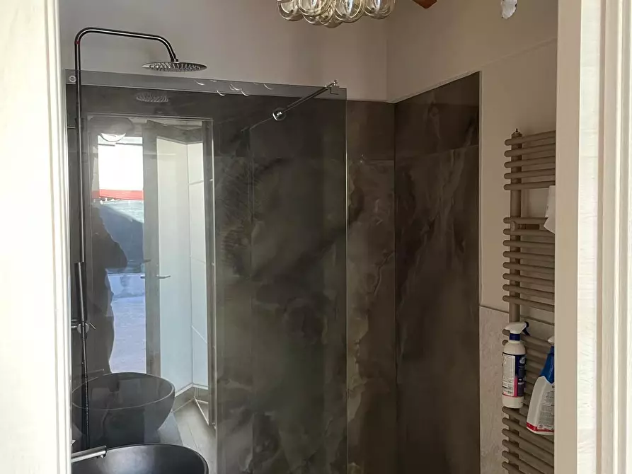 Immagine 10 di Magazzino in vendita  a Massa