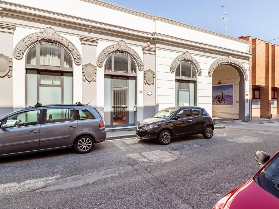 Immagine 43 di Locale commerciale in vendita  a Cascina