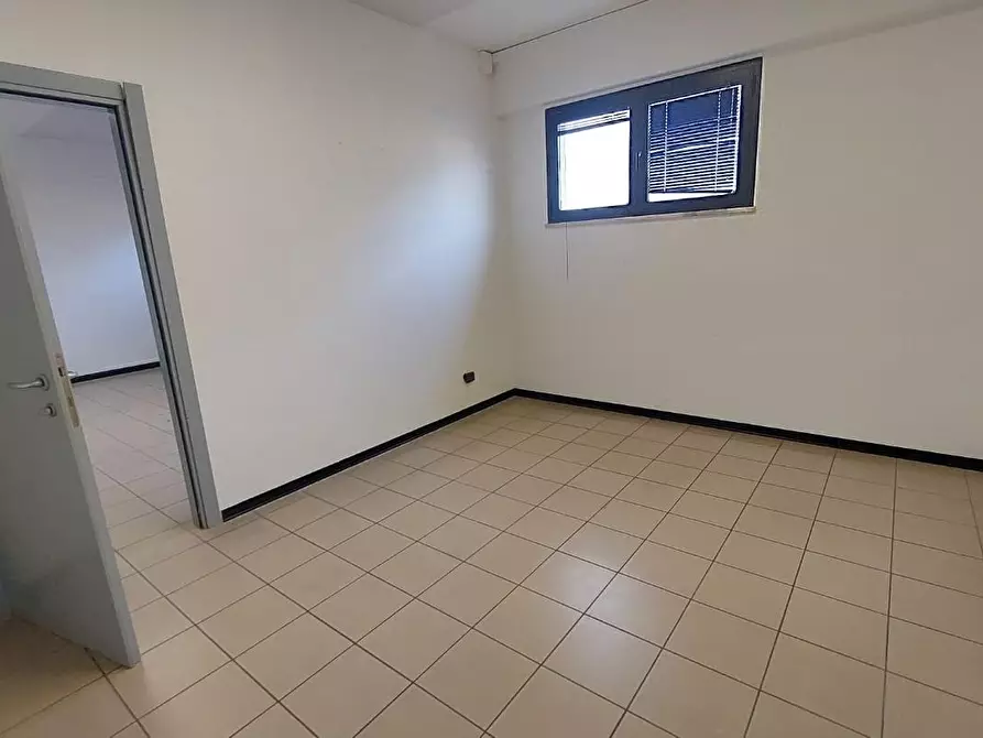 Immagine 4 di Ufficio in affitto  a Pontedera