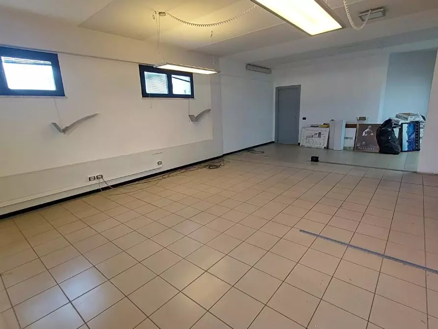 Immagine 15 di Ufficio in affitto  a Pontedera