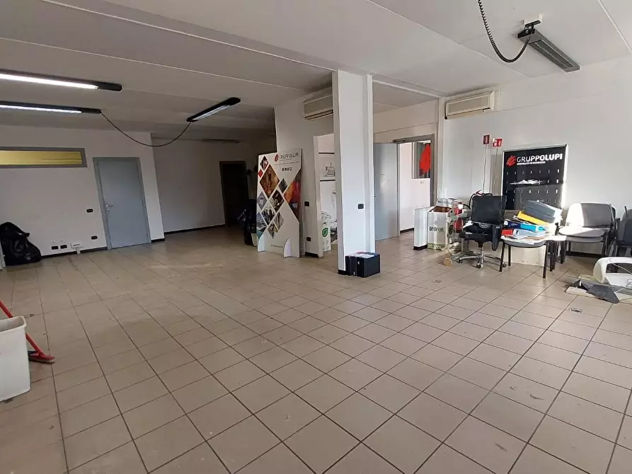 Immagine 12 di Ufficio in affitto  a Pontedera