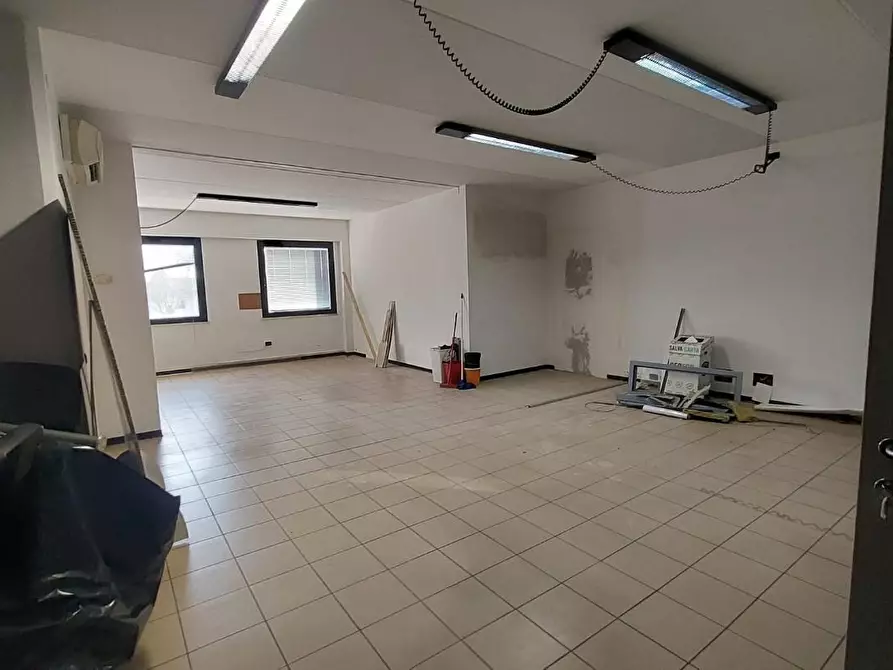 Immagine 14 di Ufficio in affitto  a Pontedera