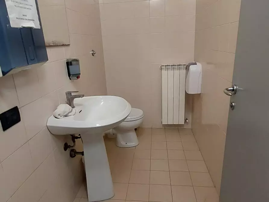 Immagine 10 di Ufficio in affitto  a Pontedera