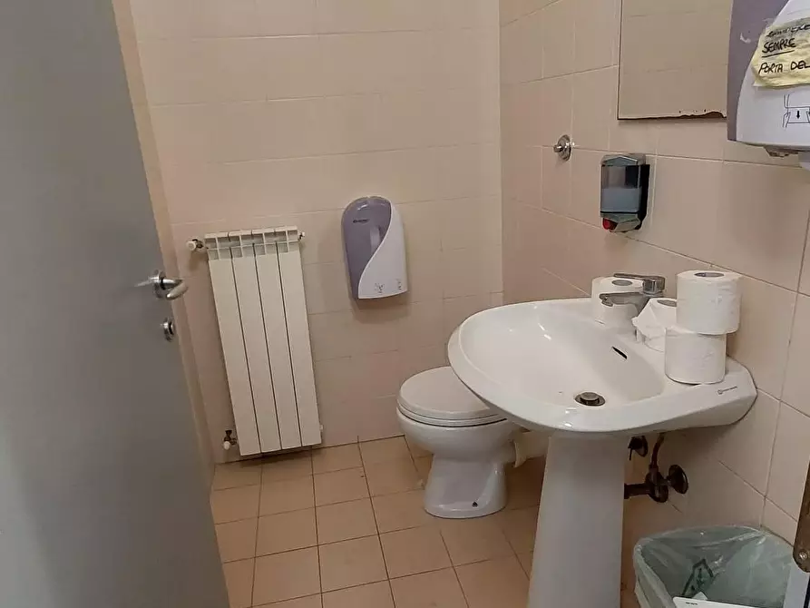 Immagine 11 di Ufficio in affitto  a Pontedera