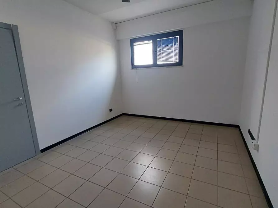 Immagine 13 di Ufficio in affitto  a Pontedera