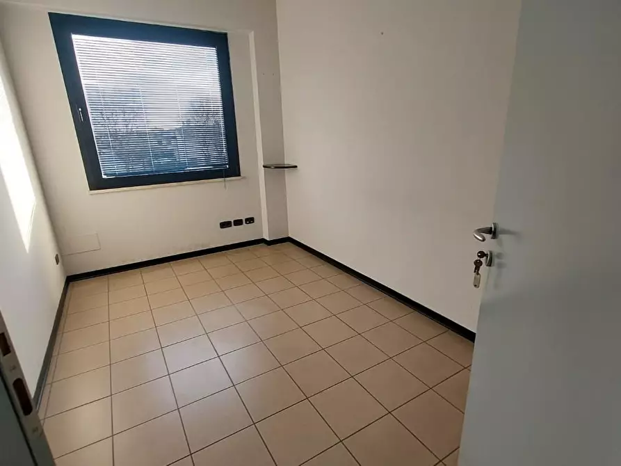 Immagine 5 di Ufficio in affitto  a Pontedera