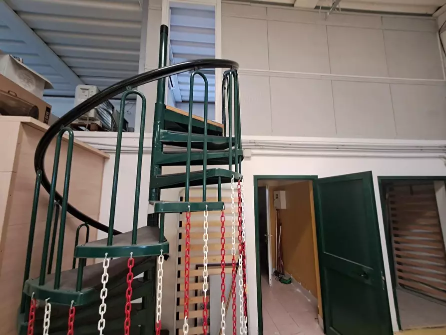 Immagine 8 di Attività artigianale in affitto  a Ponsacco