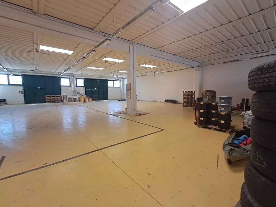 Immagine 1 di Attività artigianale in affitto  a Ponsacco