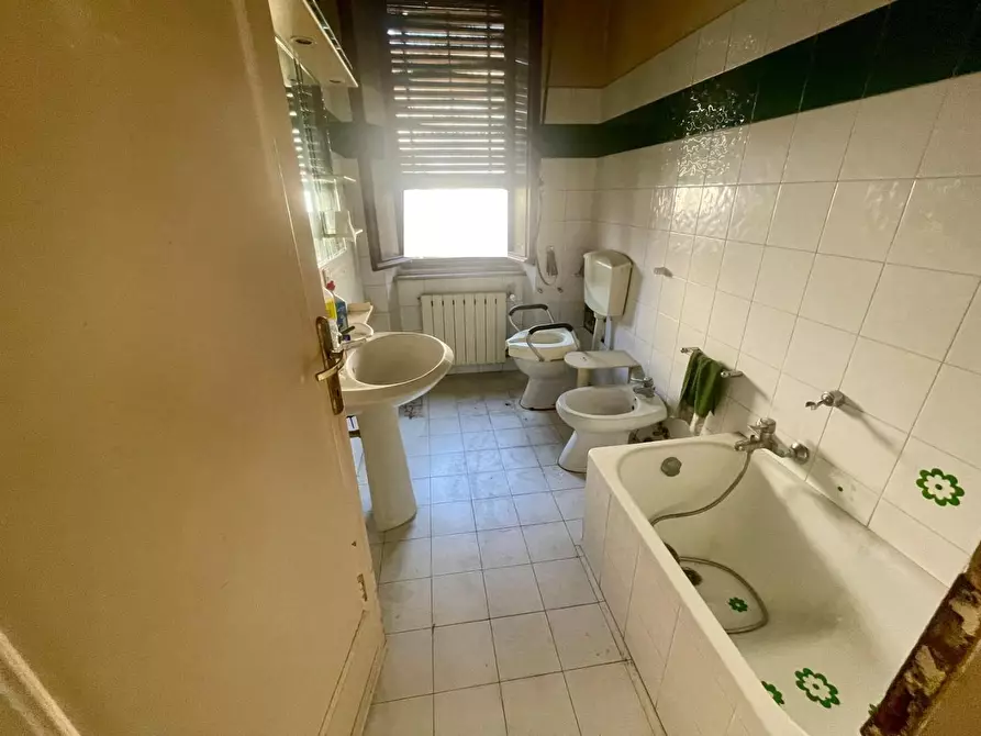 Immagine 11 di Villa in vendita  a Lucca