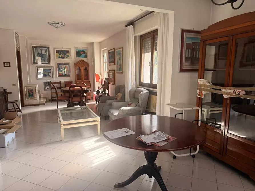 Immagine 1 di Casa bifamiliare in vendita  a Viareggio