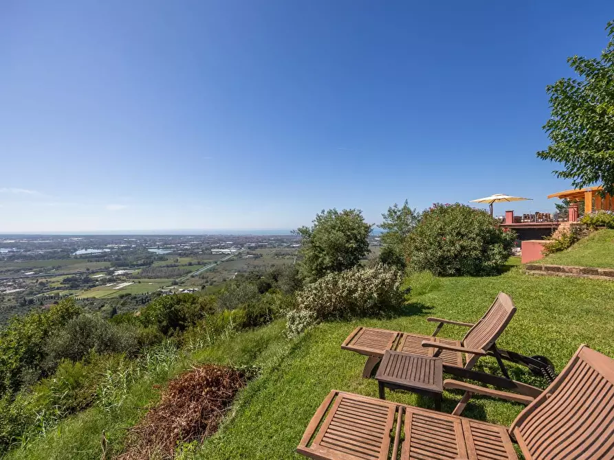 Immagine 96 di Villa in vendita  a Massarosa