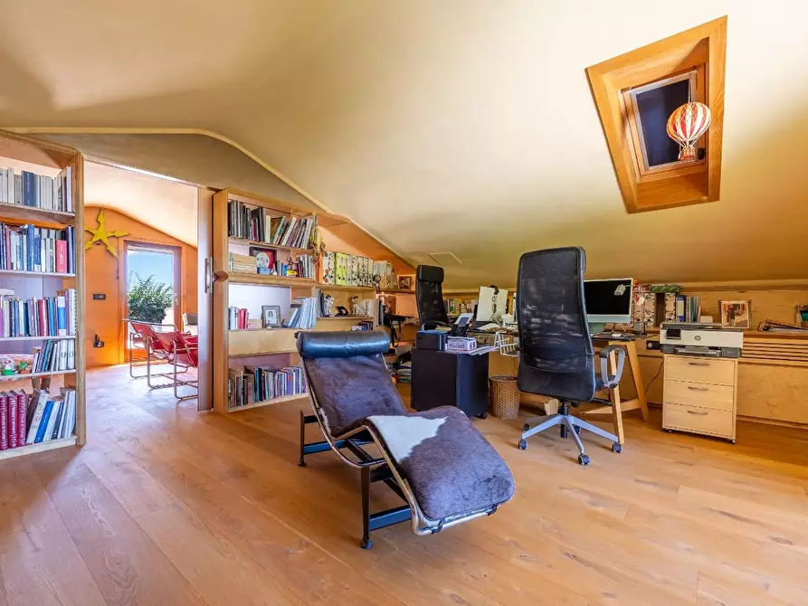 Immagine 81 di Villa in vendita  a Massarosa