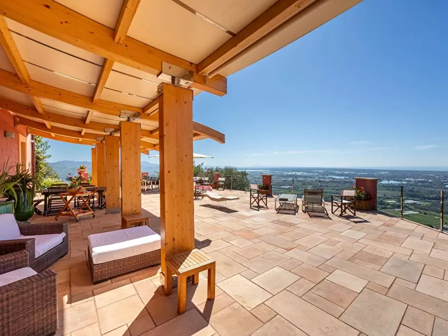 Immagine 90 di Villa in vendita  a Massarosa