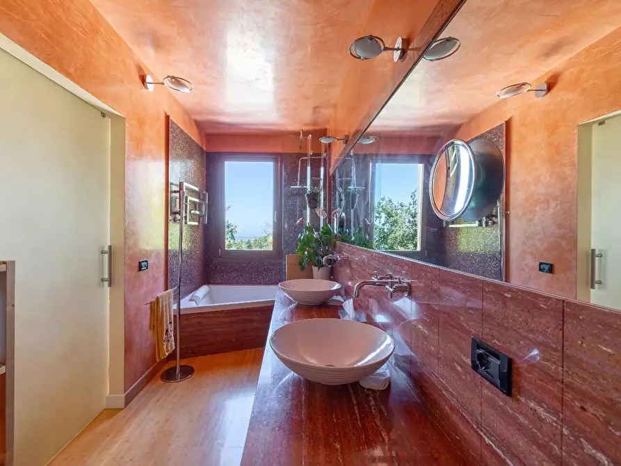 Immagine 75 di Villa in vendita  a Massarosa