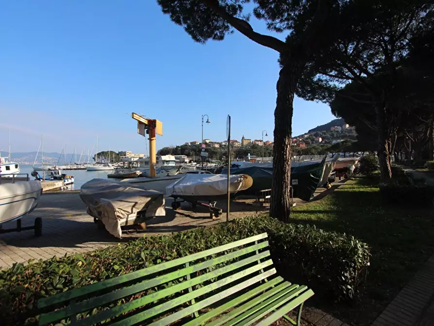 Immagine 11 di Appartamento in vendita  a La Spezia