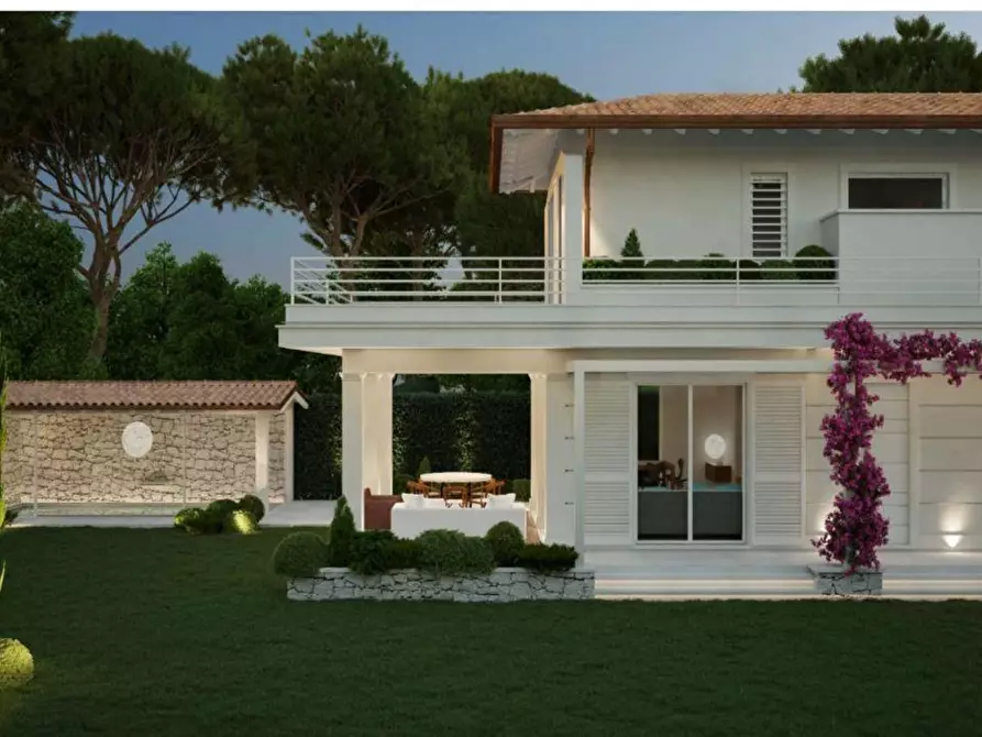 Immagine 3 di Villa in vendita  a Forte Dei Marmi