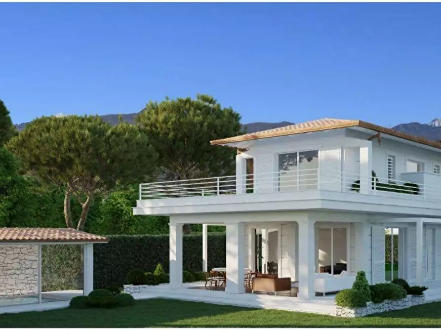 Immagine 1 di Villa in vendita  a Forte Dei Marmi