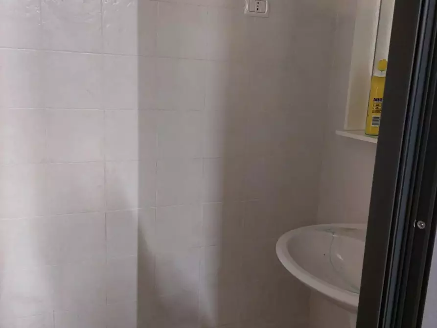 Immagine 5 di Locale commerciale in vendita  a Carrara