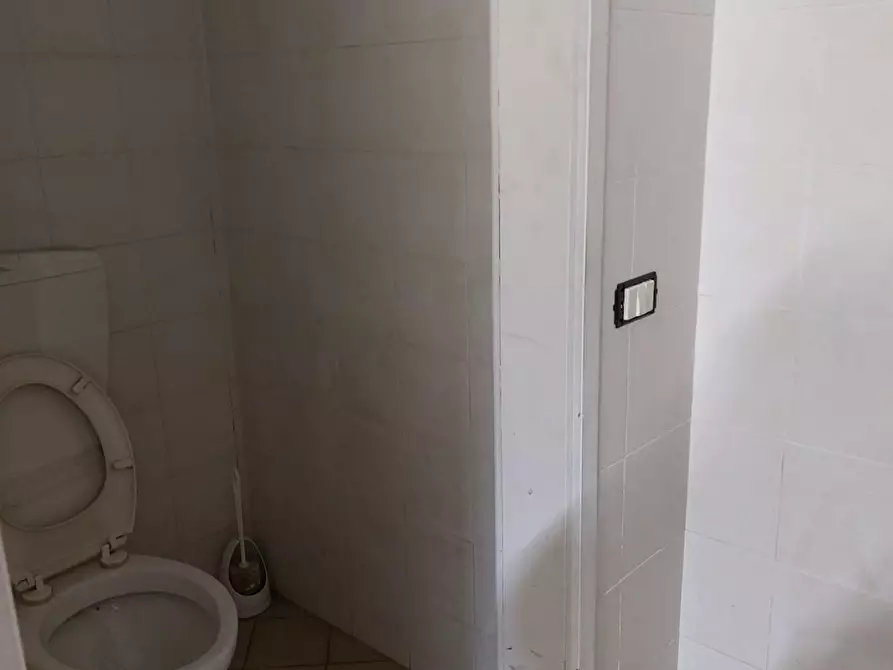 Immagine 4 di Locale commerciale in vendita  a Carrara