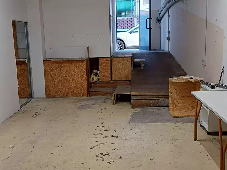 Immagine 2 di Locale commerciale in vendita  a Carrara