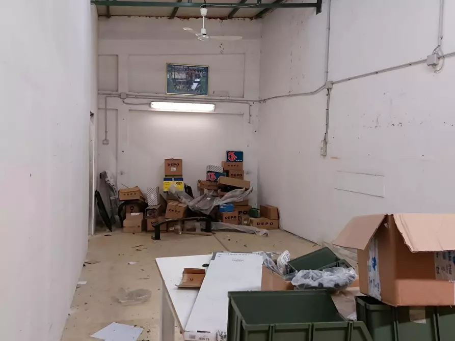 Immagine 1 di Locale commerciale in vendita  a Carrara